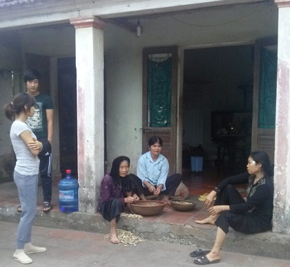 Anh Nguyễn Văn Nam (ngoài cùng bên trái) cùng người thân 