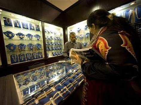 Giá vàng thế giới giảm mạnh trước áp lực phục hồi của chứng khoán và USD. Ảnh: Reuters. Giá vàng thế giới giảm mạnh trước áp lực phục hồi của chứng khoán và USD. Ảnh: Reuters