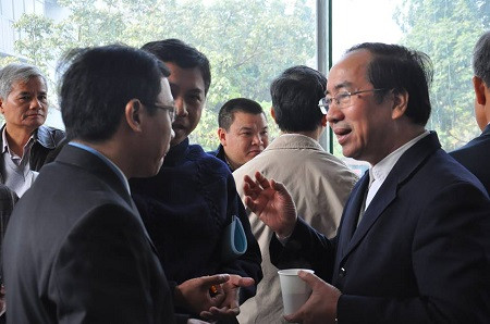 Các đại biểu trao đổi bên lề hội nghị