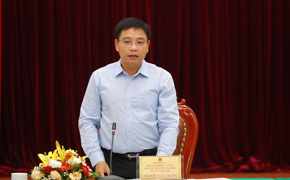 Bộ trưởng Giao thông vận tải Nguyễn Văn Thắng kiêm Phó Chủ tịch Thường trực Ủy ban ATGT Quốc gia phát biểu tại hội nghị. Bộ trưởng Giao thông vận tải Nguyễn Văn Thắng kiêm Phó Chủ tịch Thường trực Ủy ban ATGT Quốc gia phát biểu tại hội nghị.