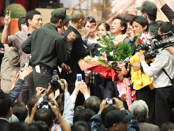 Giữa vòng vây vệ sĩ và người hâm mộ. Giữa vòng vây vệ sĩ và người hâm mộ