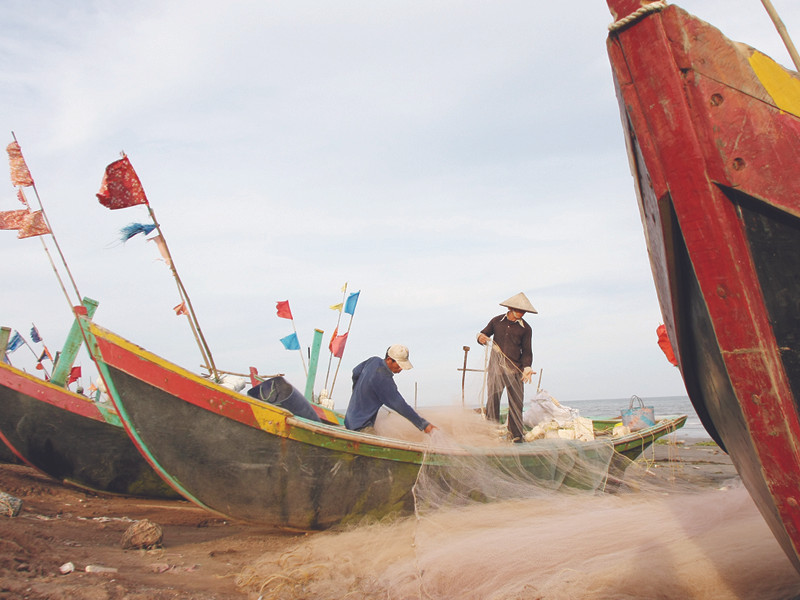 BĐKH, nước biển dâng ngày càng ảnh hưởng sinh kế của người dân. Ảnh: Xuân Trường