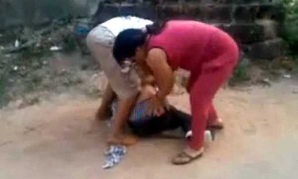 Ảnh cắt ra từ clip mẹ con bà Tuyết đánh ghen dã man, nạn nhân là bà B . Ảnh cắt ra từ clip mẹ con bà Tuyết đánh ghen dã man, nạn nhân là chị B