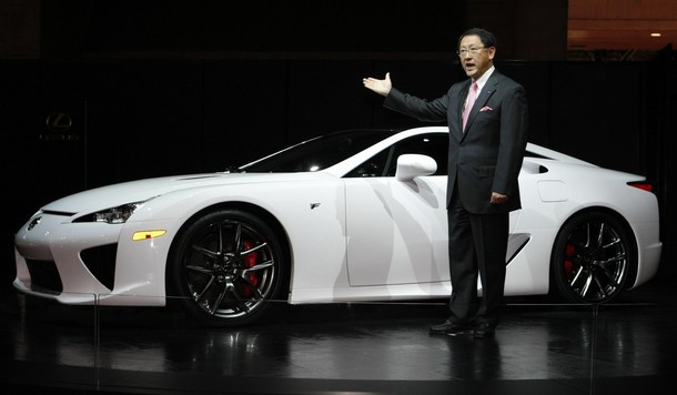 Chủ tịch tập đoàn Toyota Akio Toyoda giới thiệu chiếc Lexus LF-A tại triển lãm ô tô Tokio lần thứ 41 diễn ra tại Chiba, Nhật Bản, tháng 10 năm 2009. Ảnh Reuters