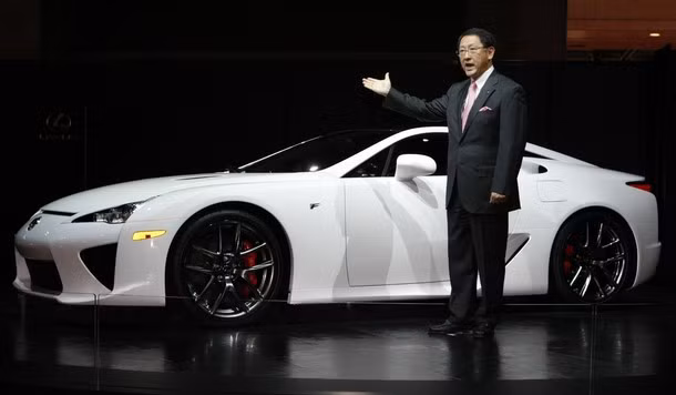 Chủ tịch tập đoàn Toyota Akio Toyoda giới thiệu chiếc Lexus LF-A tại triển lãm ô tô Tokio lần thứ 41 diễn ra tại Chiba, Nhật Bản, tháng 10 năm 2009. Ảnh Reuters