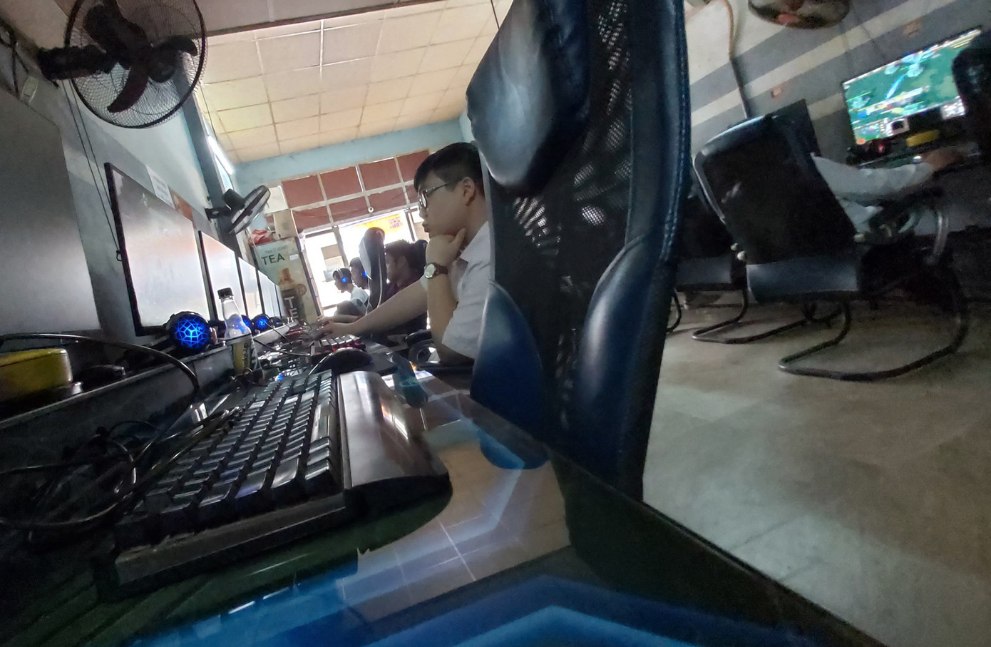 Nhiều quán game vẫn sôi động sau lệnh cấm của Chủ tịch Hà Nội ảnh 6