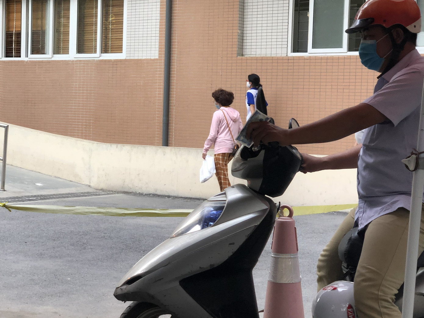 Bát nháo thu tiền gửi xe bằng thẻ từ tại bệnh viện của Bộ Y tế ảnh 1