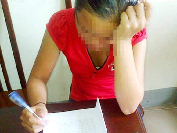  Cháu H. đang làm đơn tường trình sự việc tại cơ quan công an