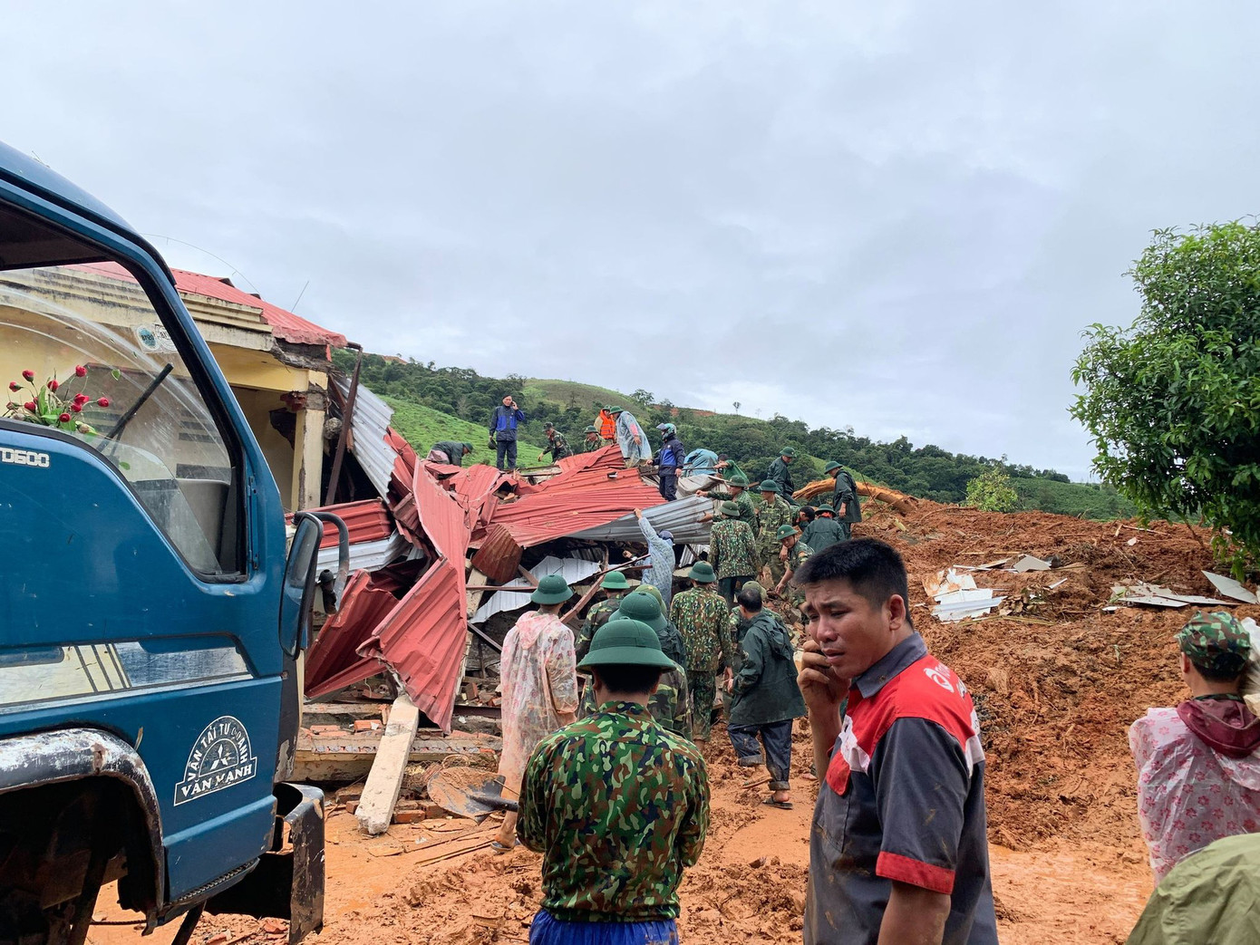 Tìm thấy nhiều thi thể vụ sạt lở ở Đoàn 337, tính phương án dùng trực thăng cứu nạn ảnh 12
