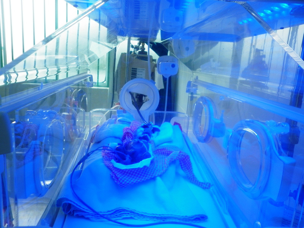 Cháu bé sơ sinh đang được điều trị nuôi dưỡng tại Bệnh viên Nhi Quảng Nam. Cháu bé sơ sinh đang được điều trị nuôi dưỡng tại Bệnh viên Nhi Quảng Nam