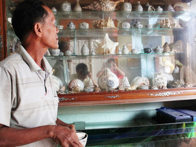 Đồ cổ được cánh thợ lặn Bình Châu lưu lại trong nhà. Ảnh: Nguyễn Huy