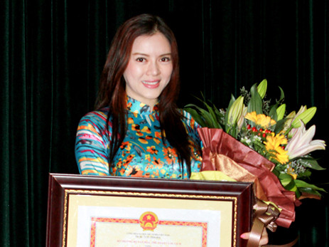 Lý Nhã Kỳ nhận bằng khen của Bộ Văn hóa. Ảnh: Hải Bá. Lý Nhã Kỳ nhận bằng khen của Bộ Văn hóa. Ảnh: Hải Bá