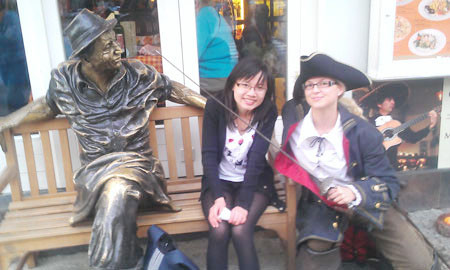 Hà Thu (trái) chụp ảnh trên một con phố ở Praha 