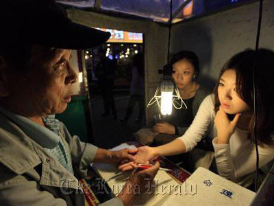 .. và bàn tay của khách