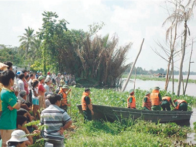 Hàng trăm người dân đứng trên bờ chờ tin. Hàng trăm người dân đứng trên bờ chờ tin