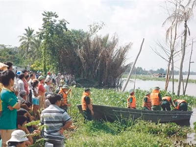 Hàng trăm người dân đứng trên bờ chờ tin