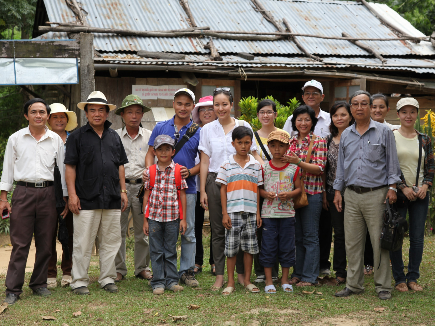 Đoàn từ thiện chụp ảnh lưu niệm