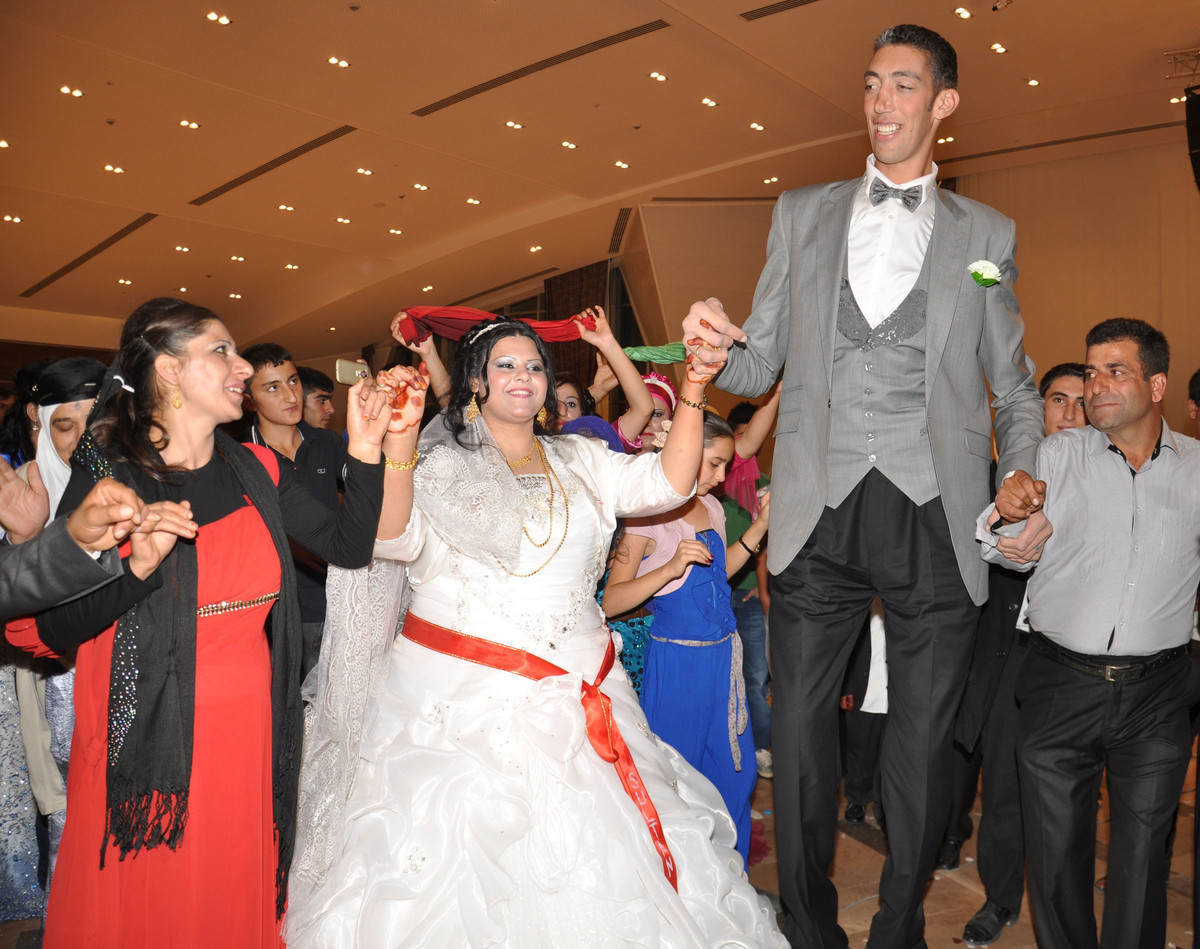 Hôn lễ của chàng trai cao 2,52m. Hôn lễ của chàng trai cao 2,52m