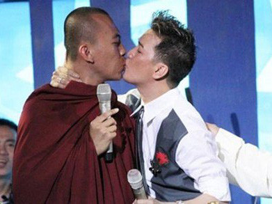 Hành động phản cảm của ca sĩ Đàm Vĩnh Hưng