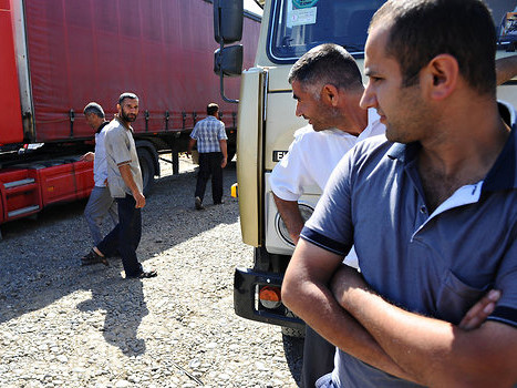 Các tài xế xe tải Iran và Azerbaijan xếp hàng dài chờ tại cửa khẩu biên giới. Ảnh: The NYT