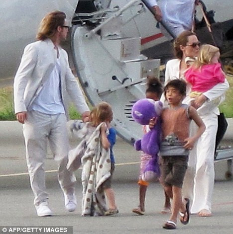 Đại gia đình Jolie-Pitt đáp máy bay xuống Côn Đảo hôm thứ Sáu tuần trước