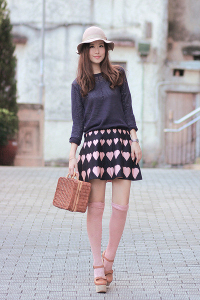 Mix váy ngắn cùng với tất cao quá đầu gối sẽ đem lại cho bạn vẻ dễ thương mà vẫn rất cá tính. Vẻ đẹp dịu dàng và dễ thương của chân váy xòe kết hợp với vẻ đẹp thanh lịch của áo sơ mi tạo nên một phong cách cực hoàn hảo. Váy ngắn + áo pull = một phong cách đậm chất teen Thêm áo khoác nhẹ nhàng cho ngày trở gió Áo sơ mi diện trong áo len hoặc áo pull mix cùng chân váy sẽ đem lại cho bạn vẻ trẻ trung thanh lịch.