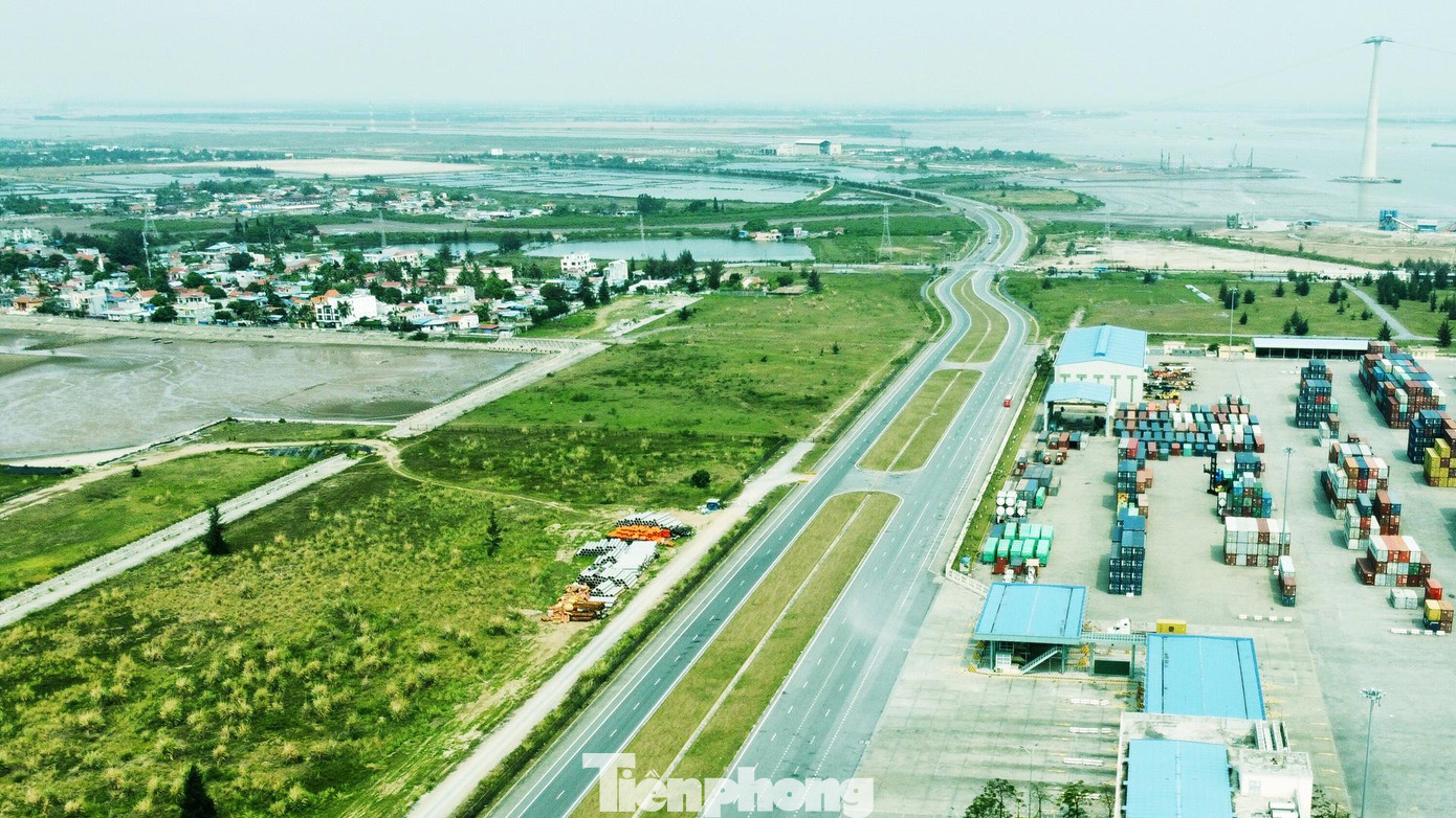 Đường vượt biển Tân Vũ - Lạch Huyện (đường vượt biển dài nhất Việt Nam) kết nối trung tâm thành phố ra cảng nước sâu Lạch Huyện. Tuyến đường khởi công từ năm 2014 và đưa vào hoạt động từ năm 2017.