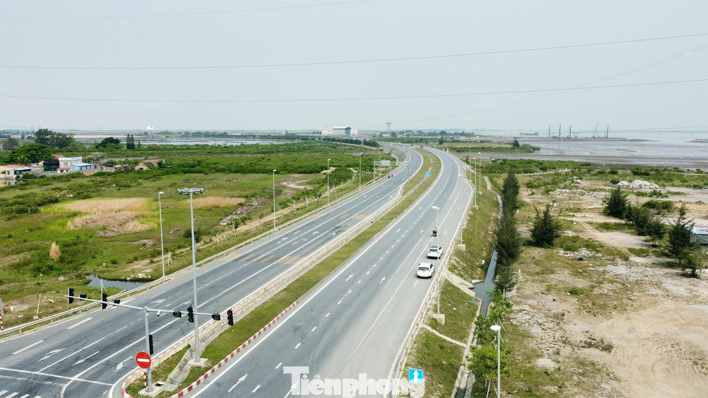 Đường vượt biển Tân Vũ - Lạch Huyện có chiều dài 15,63km (bao gồm cả cầu và đường). Điểm đầu tại nút Tân Vũ với cao tốc Hà Nội - Hải Phòng, điểm cuối tại cổng Cảng Lạch Huyện (cảng cửa ngõ quốc tế Hải Phòng) thuộc huyện Cát Hải. Trong đó, phần cầu Tân Vũ - Lạch Huyện có chiều dài 5,44km, thiết kế vĩnh cửu bằng bê - tông cốt thép dự ứng lực, rộng 16m, 4 làn xe. Tổng mức đầu tư dự án hơn 11.849 tỷ đồng.