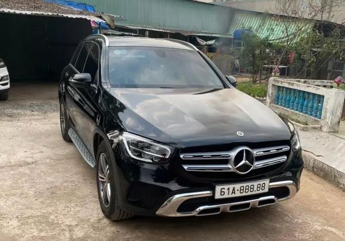 Mercedes GLC 200 chạy lướt 2 nghìn km biển ngũ quý 8 hét giá 7,8 tỷ đồng.