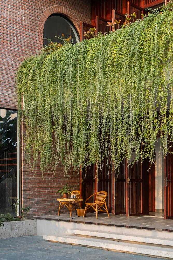 Với tinh thần thiết kế mang đến sự gần gũi, thân thuộc cho những người lớn tuổi (không mong muốn thay đổi), đội ngũ kiến trúc sư đã chọn hình khối và ngôn ngữ của ngôi nhà theo hơi hướng “nhà truyền thống Bắc Bộ” nhưng pha chút hiện đại. Với tinh thần thiết kế mang đến sự gần gũi, thân thuộc cho những người lớn tuổi (không mong muốn thay đổi), đội ngũ kiến trúc sư đã chọn hình khối và ngôn ngữ của ngôi nhà theo hơi hướng “nhà truyền thống Bắc Bộ” nhưng pha chút hiện đại.