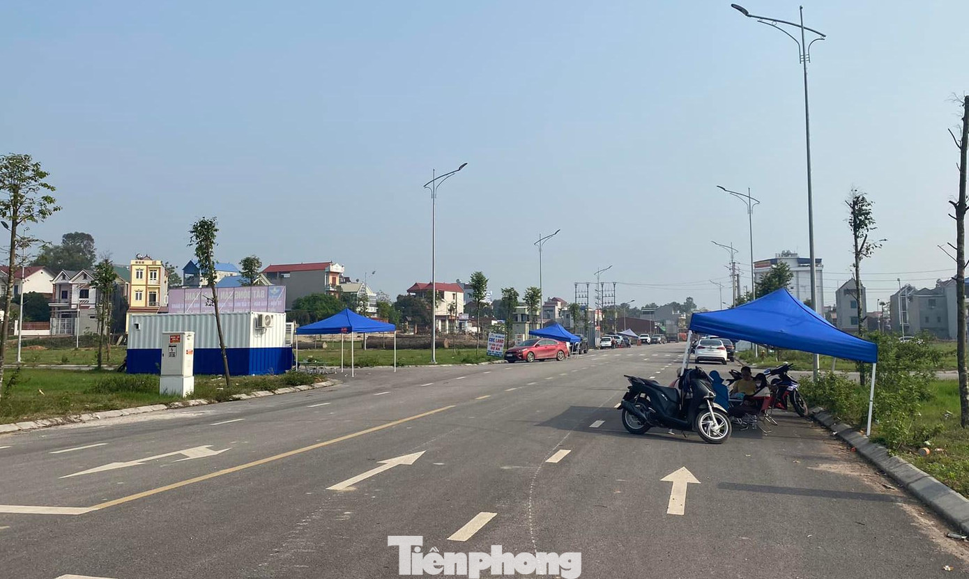 Mặc dù giá đất nền tăng mạnh, đặc biệt là miền Bắc có khu vực tăng 3 - 5 lần nhưng tính thanh khoản không cao. Do đó chuyên gia Batdongsan.com.vn cho rằng nhà đầu tư cần thận trọng, khảo sát giá khu vực xung quanh trước khi đầu tư. Mặc dù giá đất nền tăng mạnh, đặc biệt là miền Bắc có khu vực tăng 3 - 5 lần nhưng tính thanh khoản không cao. Do đó chuyên gia Batdongsan.com.vn cho rằng nhà đầu tư cần thận trọng, khảo sát giá khu vực xung quanh trước khi đầu tư.