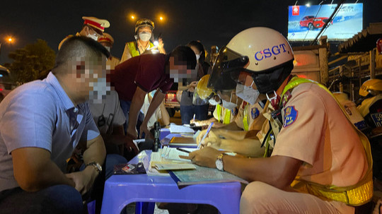 CSGT làm việc với người vi phạm nồng độ cồn. Bị CSGT kiểm tra nồng độ cồn, người vi phạm: “100 triệu đồng cũng đóng nhưng sếp phải chứng minh” - Ảnh 2.