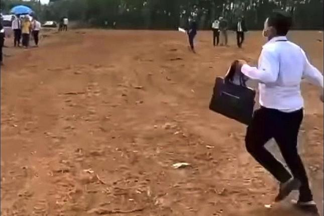 Hình ảnh các nhân viên công ty BĐS có trụ sở tại Bình Dương, dàn dựng cảnh tụ tập, dựng rạp trên khu đất trống đã được san nền, cắm mốc giới, rồi chạy đua đặt cọc mua đất tại tổ 5, ấp Đồi Đá, xã Lộc Khánh, huyện Lộc Ninh (Bình Phước) xuất hiện trên mạng xã hội. (Ảnh cắt từ clip) Hình ảnh các nhân viên công ty BĐS có trụ sở tại Bình Dương, dàn dựng cảnh tụ tập, dựng rạp trên khu đất trống đã được san nền, cắm mốc giới, rồi chạy đua đặt cọc mua đất tại tổ 5, ấp Đồi Đá, xã Lộc Khánh, huyện Lộc Ninh (Bình Phước) xuất hiện trên mạng xã hội. (Ảnh cắt từ clip)