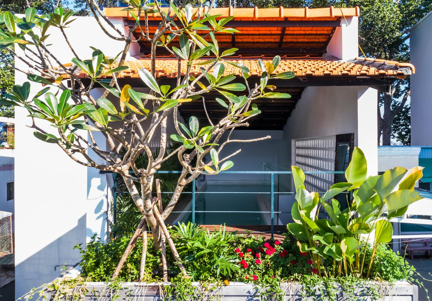 Theo KTS, mảng xanh thiên nhiên là yếu tố không thể thiếu trong mọi công trình nhà ở, đây là một phương pháp quen thuộc và hiệu quả, mang lại nhiều giá trị và sức khỏe cho những người tận hưởng không gian sống.