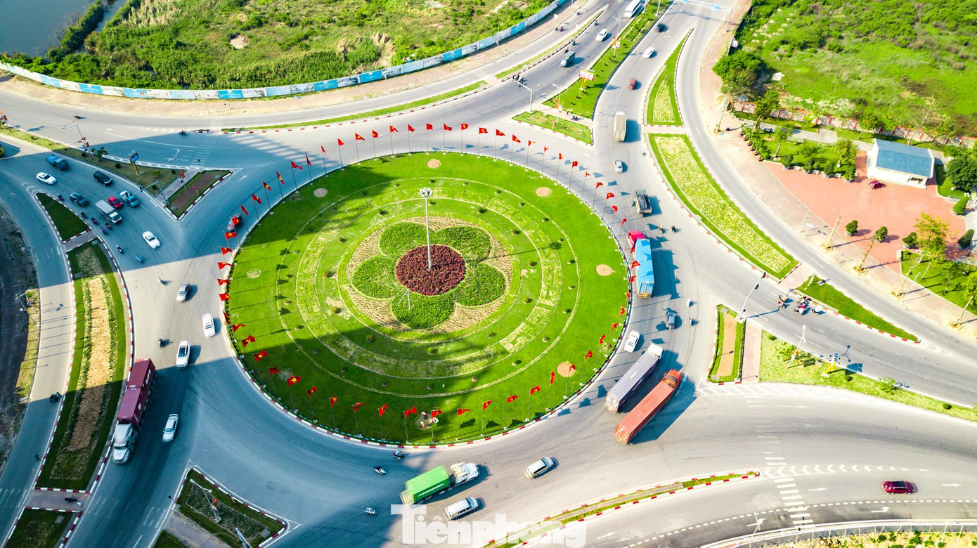 Những cây cầu và tuyến đường trọng điểm tại Hải Phòng được kết nối với nhau qua nhiều nút giao lớn, đặc biệt ở các cửa ngõ, vành đai, góp phần đồng bộ kết cấu hạ tầng kỹ thuật, hạ tầng giao thông.