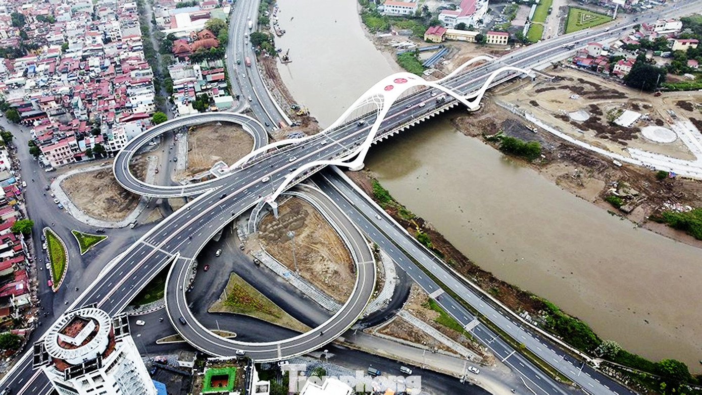 Cầu Rào 1, vừa được khánh thành tháng 1/2022 với thiết kế kiến trúc theo hình dáng 'cánh sóng vươn xa', có gắn 3 bông hoa phượng khổng lồ. Dự án xây dựng Cầu Rào 1 vĩnh cửu bằng thép, bê tông dự ứng lực được UBND TP Hải Phòng quyết định đầu tư gần 2.300 tỷ đồng từ ngân sách thành phố. Theo thiết kế, cầu chính có 11 nhịp dầm, gồm 3 vòm thép và 6 nhịp dẫn bằng dầm bản rỗng. Cầu được thiết kế 4 làn xe cơ giới, 2 làn xe hỗn hợp và dải phân cách, vỉa hè.