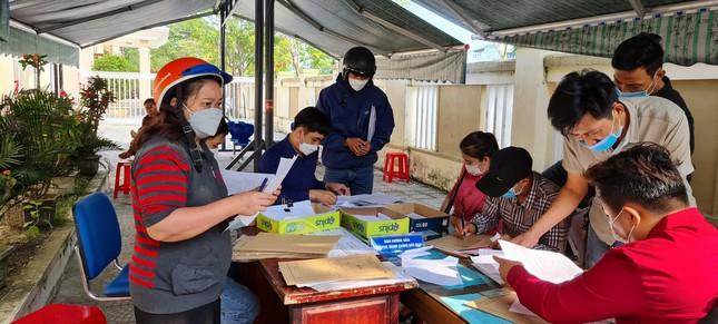 Chính quyền Đà Nẵng cho biết, xuất hiện nhóm người cố tình tạo điểm nóng để thông tin không chính xác về việc người dân chen chúc nộp hồ sơ, gây quá tải tại Bộ phận tiếp nhận và trả kết quả giao dịch đất đai tại huyện Hòa Vang. Chính quyền Đà Nẵng cho biết, xuất hiện nhóm người cố tình tạo điểm nóng để thông tin không chính xác về việc người dân chen chúc nộp hồ sơ, gây quá tải tại Bộ phận tiếp nhận và trả kết quả giao dịch đất đai tại huyện Hòa Vang.