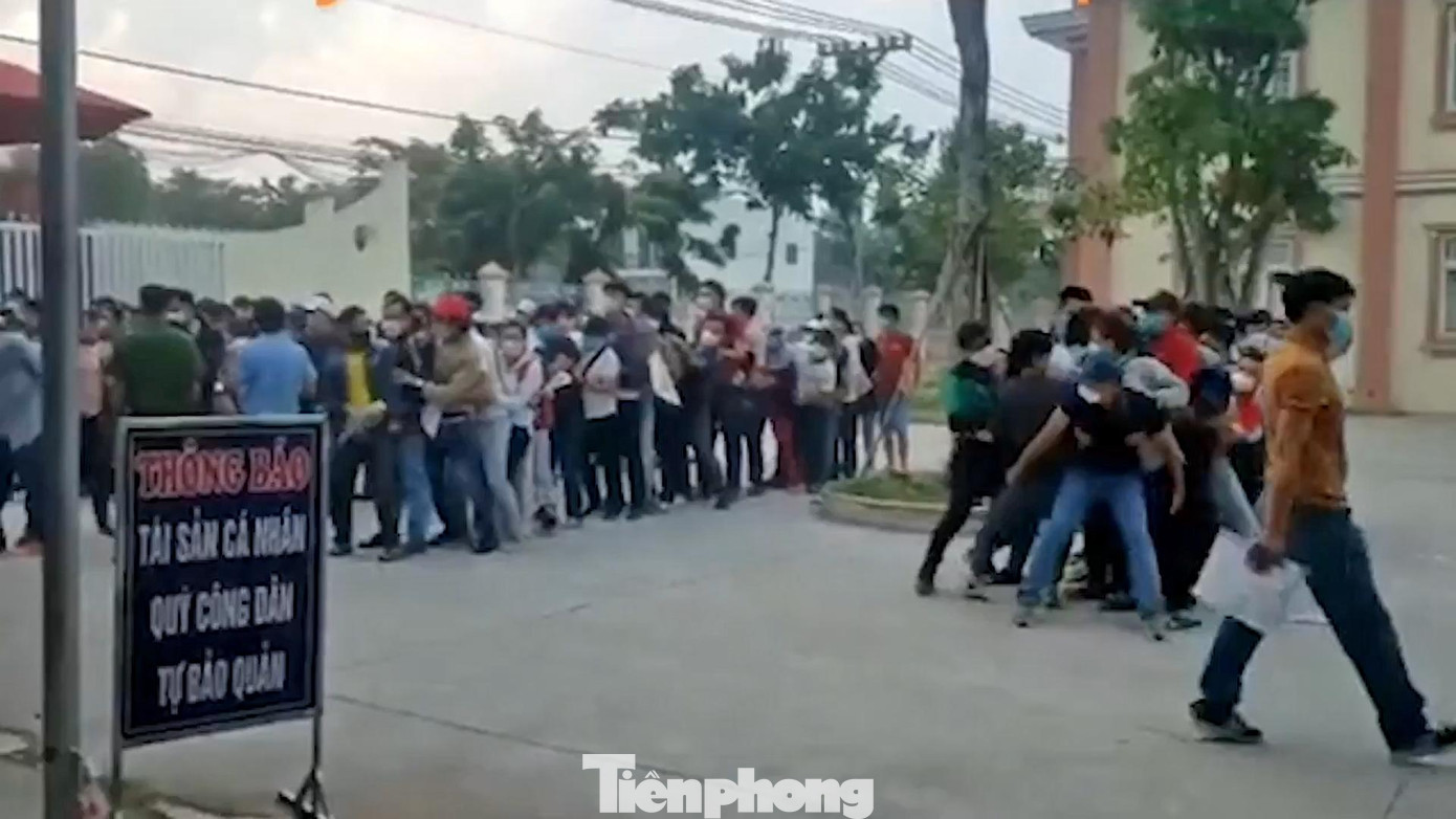 Nhiều người không khỏi bất ngờ với cảnh người dân xô đẩy nhau ngã lăn ra đất khi đi làm sổ đỏ Nhiều người không khỏi bất ngờ với cảnh người dân xô đẩy nhau ngã lăn ra đất khi đi làm sổ đỏ