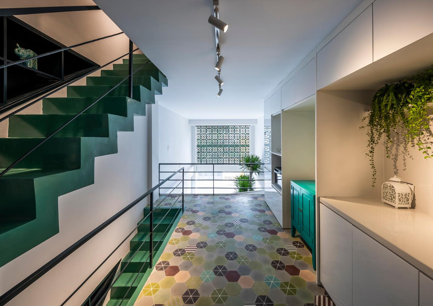 Các yếu tố về thiết kế nội thất mang tính cá nhân, được tạo nên từ những kỷ niệm. Trục cầu thang được bố trí về một phía ở nửa sau của ngôi nhà, sau đó đến nửa trước ở tầng 2.