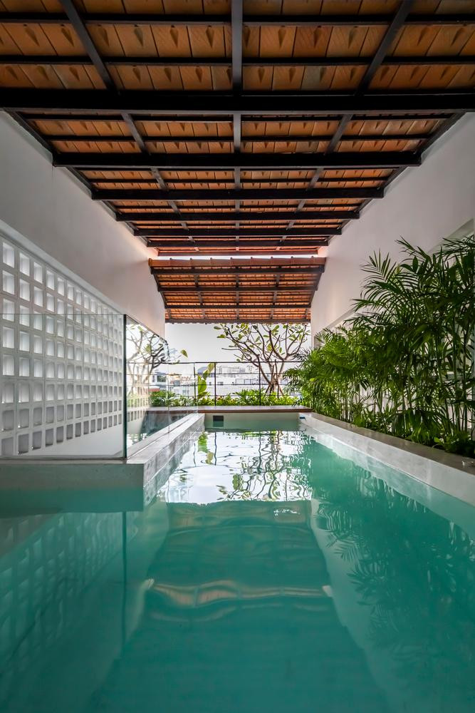 Do đó, KTS đề xuất giải pháp là làm một ngôi nhà gồm 1 trệt, 1 lửng, 2 lầu và sân thượng. Tầng trệt, vỉa hè thông thoáng hoàn toàn có thể để xe hoặc làm mặt bằng kinh doanh linh hoạt. Tầng lửng bố trí nhà bếp và khu vực ăn uống. Ba phòng ngủ ở 2 tầng lầu. Cuối cùng, tầng thượng bao gồm bể bơi và khu tập yoga.