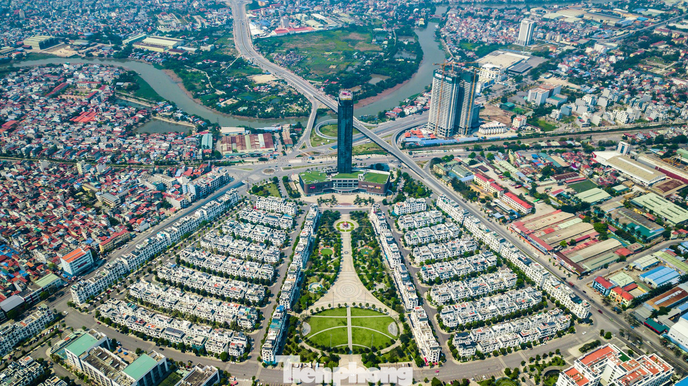 Ngoài ra, phải kể đến khu đô thị Vinhomes Imperia, tọa lạc tại số 1 đường Bạch Đằng, phường Thượng Lý, quận Hồng Bàng, thành phố Hải Phòng. Khu đô thị này rộng hơn 75ha, là dự án khu đô thị phức hợp đồng bộ, sang trọng và đẳng cấp đầu tiên tại Hải Phòng theo mô hình “thành phố trong lòng thành phố”, góp phần đem lại diện mạo hiện đại và năng động cho toàn bộ khu vực phía Tây thành phố.