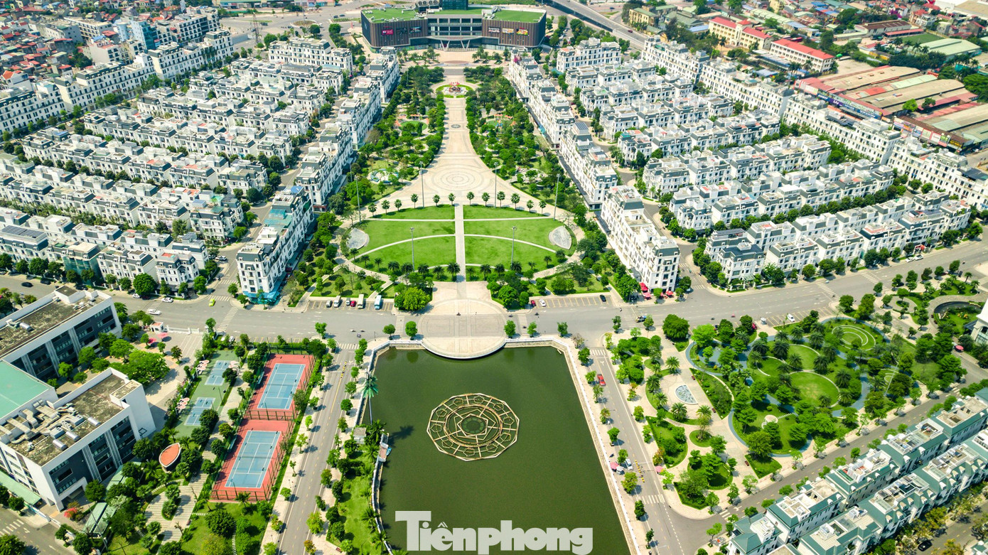 Điểm nhấn quan trọng của dự án là cao ốc gồm khách sạn, văn phòng và khu dịch vụ thương mại mang đẳng cấp 5 sao cao 45 tầng. Ngay sát đó, tòa nhà hỗn hợp Hoàng Huy Grand Tower cao 37 tầng bao gồm 821 căn hộ chung cư cao cấp và 16 căn hộ liền kề đi kèm với nhiều dịch vụ tiện ích hiện đại cũng đang được khẩn trương xây dựng.