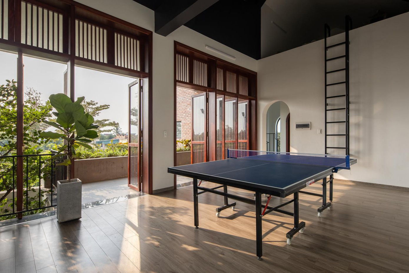 Tầng 2 là nơi đặt phòng ngủ của 2 cậu con trai đến chơi mỗi cuối tuần và phòng chơi bóng bàn của cả gia đình. KTS đã tận dụng không gian mái dốc để làm một căn phòng áp mái nhỏ, thích hợp làm phòng ngủ và hoặc khu vui chơi cho trẻ nhỏ. Phòng ngủ nhỏ này nằm trong phòng ngủ của bố mẹ nên bố mẹ rất dễ quản lý và tương tác với con cái. Tầng 2 là nơi đặt phòng ngủ của 2 cậu con trai đến chơi mỗi cuối tuần và phòng chơi bóng bàn của cả gia đình. KTS đã tận dụng không gian mái dốc để làm một căn phòng áp mái nhỏ, thích hợp làm phòng ngủ và hoặc khu vui chơi cho trẻ nhỏ. Phòng ngủ nhỏ này nằm trong phòng ngủ của bố mẹ nên bố mẹ rất dễ quản lý và tương tác với con cái.