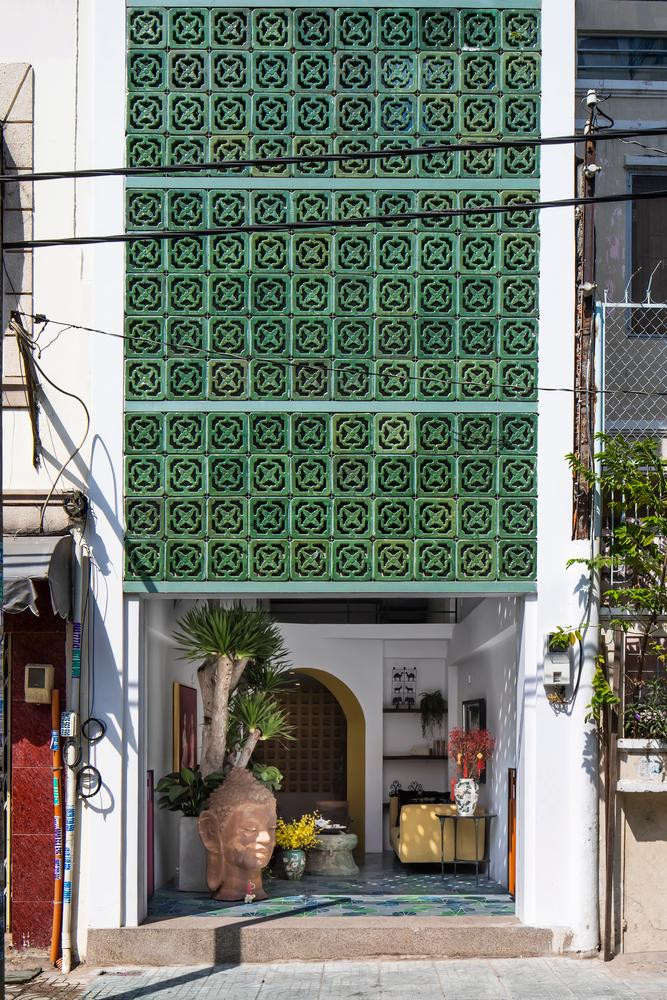 Do đó, với cách thiết kế này, một căn nhà phố với diện tích rất hạn chế nhưng vẫn có thể sở hữu nhiều tiện ích và có thể coi là “resort tại gia”. Bởi ở các đô thị như TP HCM, người dân không có lựa chọn nào khác ngoài việc sống trong những không gian nhỏ hẹp. Vì vậy, không gian được tối ưu hóa, thông gió tự nhiên đầy đủ và “chất lượng cuộc sống tốt hơn” là những gì mọi người quan tâm.