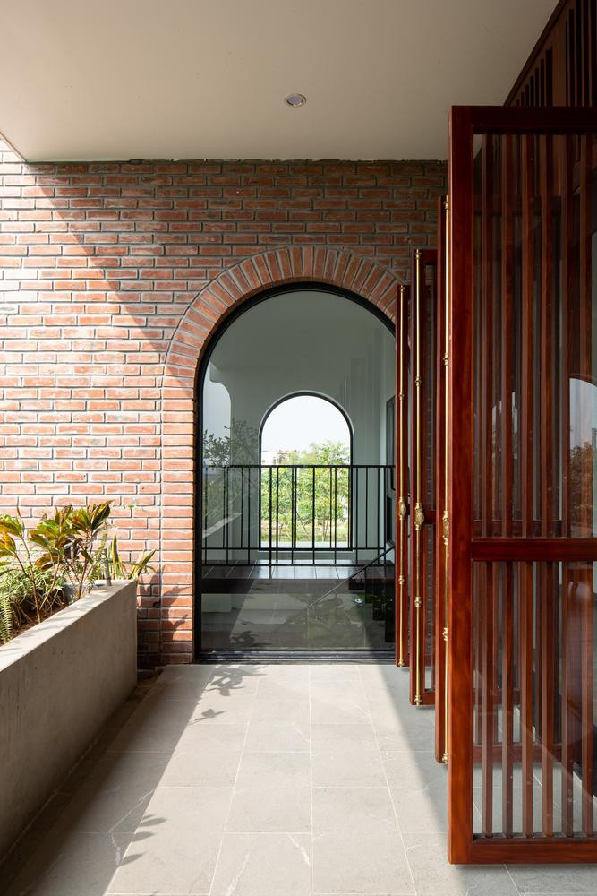 Khối gạch đỏ chịu tác động trực tiếp của tia nắng mặt trời mạnh nhất, do đó KTS tăng cường chống nóng bằng cách sử dụng gạch đỏ hai lớp (tường 110mm) cho tường bao che. Giữa 2 lớp gạch là khe hở không khí rộng 50mm giúp không khí lưu thông, làm chậm quá trình truyền nhiệt. Bên ngoài tường được ốp thêm một lớp gạch đặc màu đỏ giúp chống ẩm mốc, chống nóng và tăng độ bền cho tường. Khối gạch đỏ chịu tác động trực tiếp của tia nắng mặt trời mạnh nhất, do đó KTS tăng cường chống nóng bằng cách sử dụng gạch đỏ hai lớp (tường 110mm) cho tường bao che. Giữa 2 lớp gạch là khe hở không khí rộng 50mm giúp không khí lưu thông, làm chậm quá trình truyền nhiệt. Bên ngoài tường được ốp thêm một lớp gạch đặc màu đỏ giúp chống ẩm mốc, chống nóng và tăng độ bền cho tường.