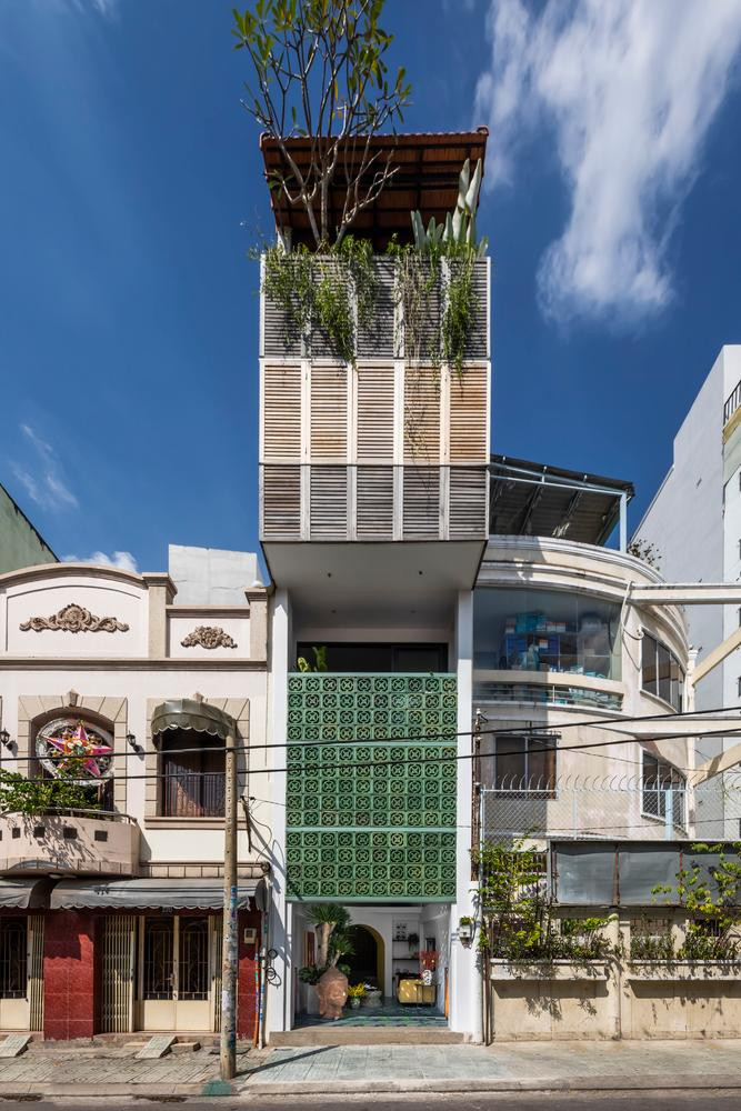 Ngôi nhà này tọa lạc tại quận 1 của TP HCM , có chiều ngang là 3,6m, chiều sâu là 10m, dạng đất hình ống, có thiết kế giống như những dạng nhà phố bán hàng với tầng trệt rộng, các không gian trên nhỏ và hẹp. Do đó, chủ nhà muốn KTS làm thế nào để tạo ra một không gian sống theo phong cách nghỉ dưỡng, dựa trên diện tích vốn có của ngôi nhà mà vẫn đáp ứng được mọi công năng cần thiết.