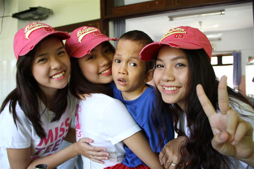 Quấn quýt cùng các em khuyết tật...