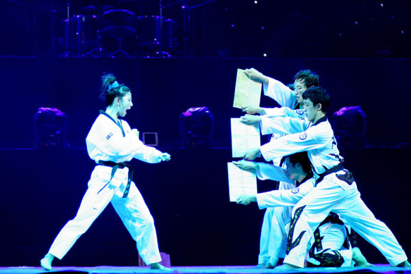 Ấn tượng với các nữ võ sĩ trong chương trình