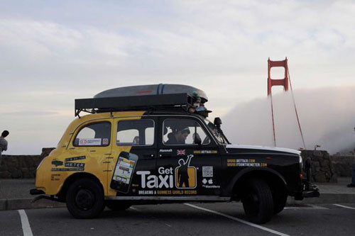 3 chàng sinh viên trẻ xứ sương mù đi qua chiếc cầu Golden Gate nổi tiếng ở San Francisco