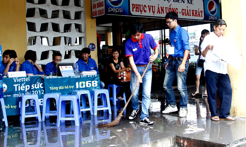 Phía đóng quân của các đội, nhóm có nhiệm vụ tư vấn chỉ đường bị mưa phả vào. Tình nguyện viên thêm công việc quét những vũng nước đọng